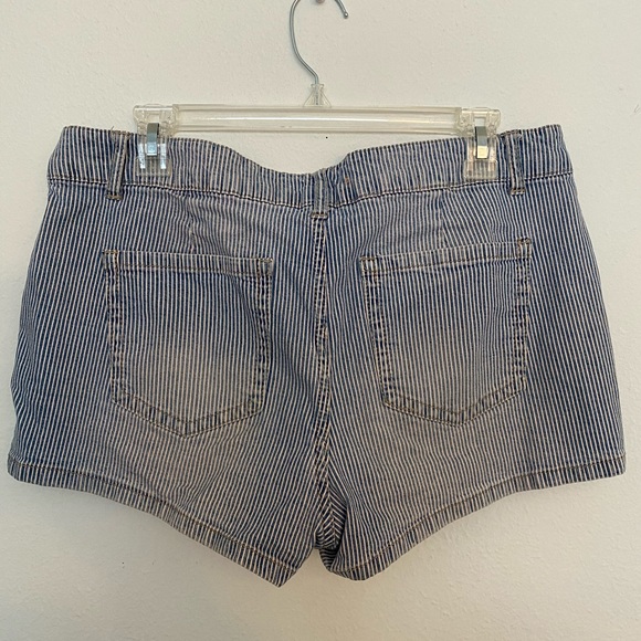 Pinstripe forever 21 shorts - size 31 - Picture 4 of 4